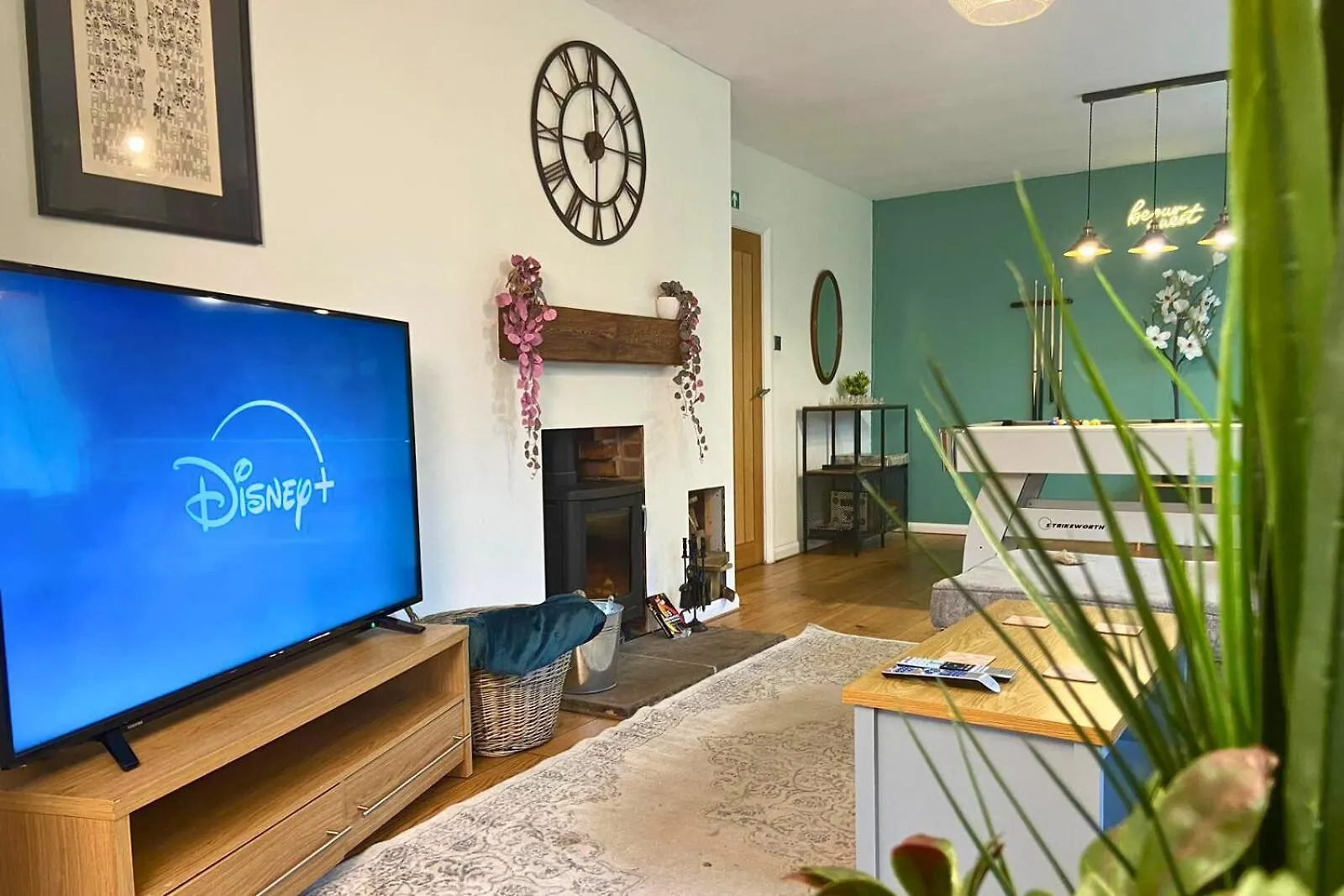 Villa Hot Tub, Pool Table, Log Burner Leeds