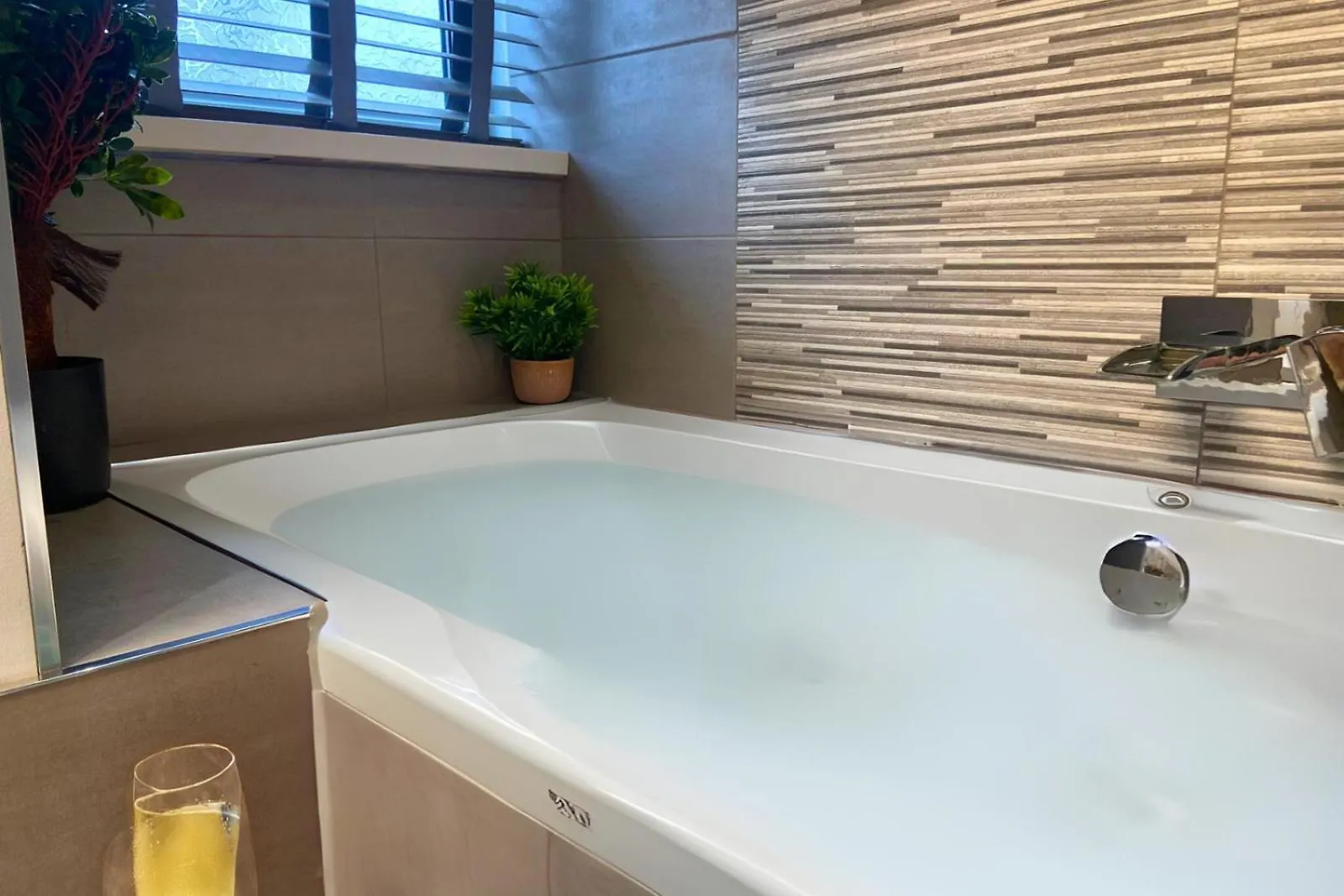 Villa Hot Tub, Pool Table, Log Burner Leeds  0*, Leeds (West Yorkshire)